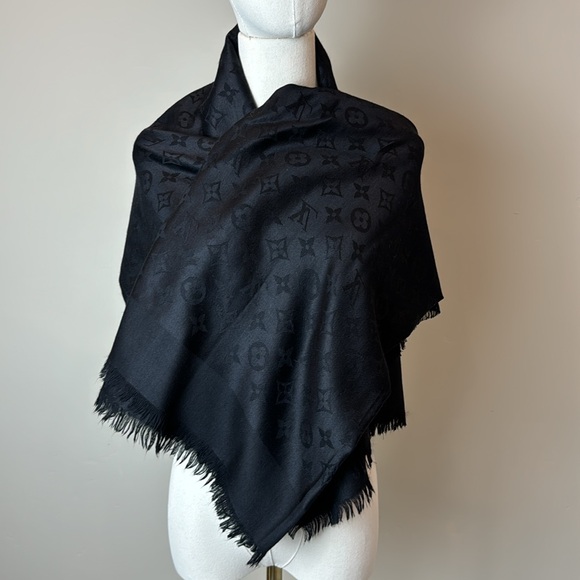 Louis Vuitton Monogram Shawl, Black. - Picture 5 of 8